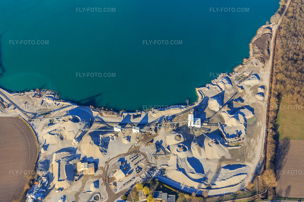 Aerial view: Gravel sorting facilities of GSM Gambsheim in Gambsheim in the state Bas-Rhin, France. – Photo: IMG_097656.jpg taken on 03/16/2017 by Werner Riehm/FLY-FOTO.com – Resolution of the original: 5064 x 3376 px – d'Heidelberg Materials France Granulats | Heidelberg Materials