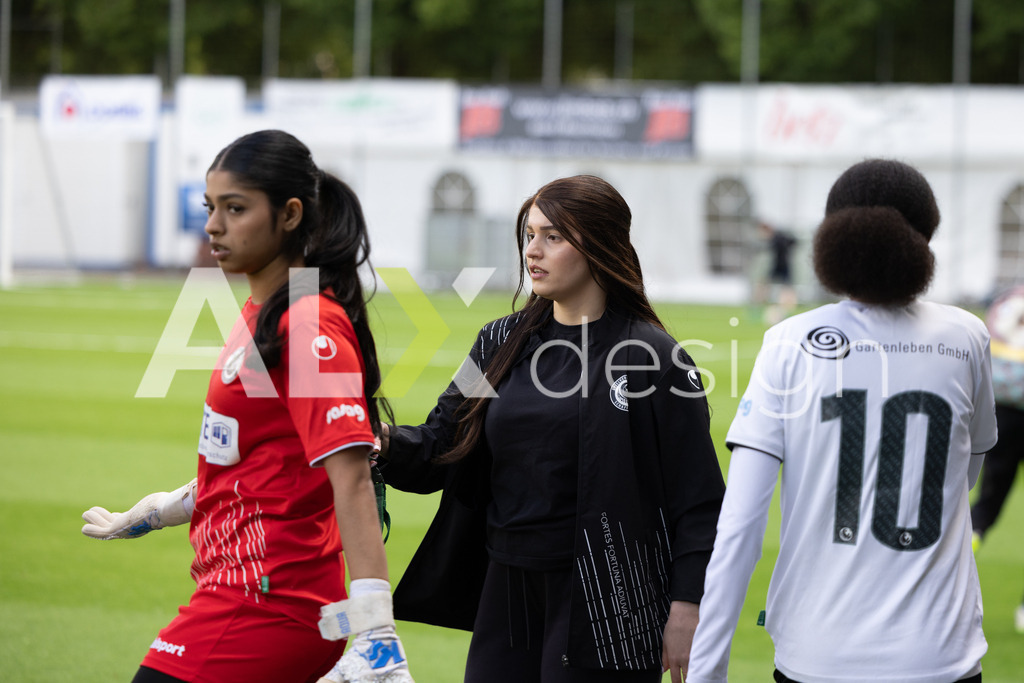 Fußball I Frauen I Saison 2025-2026 I Frauen 3. Liga | FVRZ Gruppe 2 | 18. Spieltag I Spielvereinigung Schaffhausen Damen 1 - Team Furttal Zürich I 17.05.2026 | Hochwertige Sportfotos kaufen & lizenzieren für Medien, Vereine, Agenturen & Sportler:innen. Entdecke professionelle Sportfotografie im Bildshop von Alexander Franzen. - Realisiert mit Pictrs.com