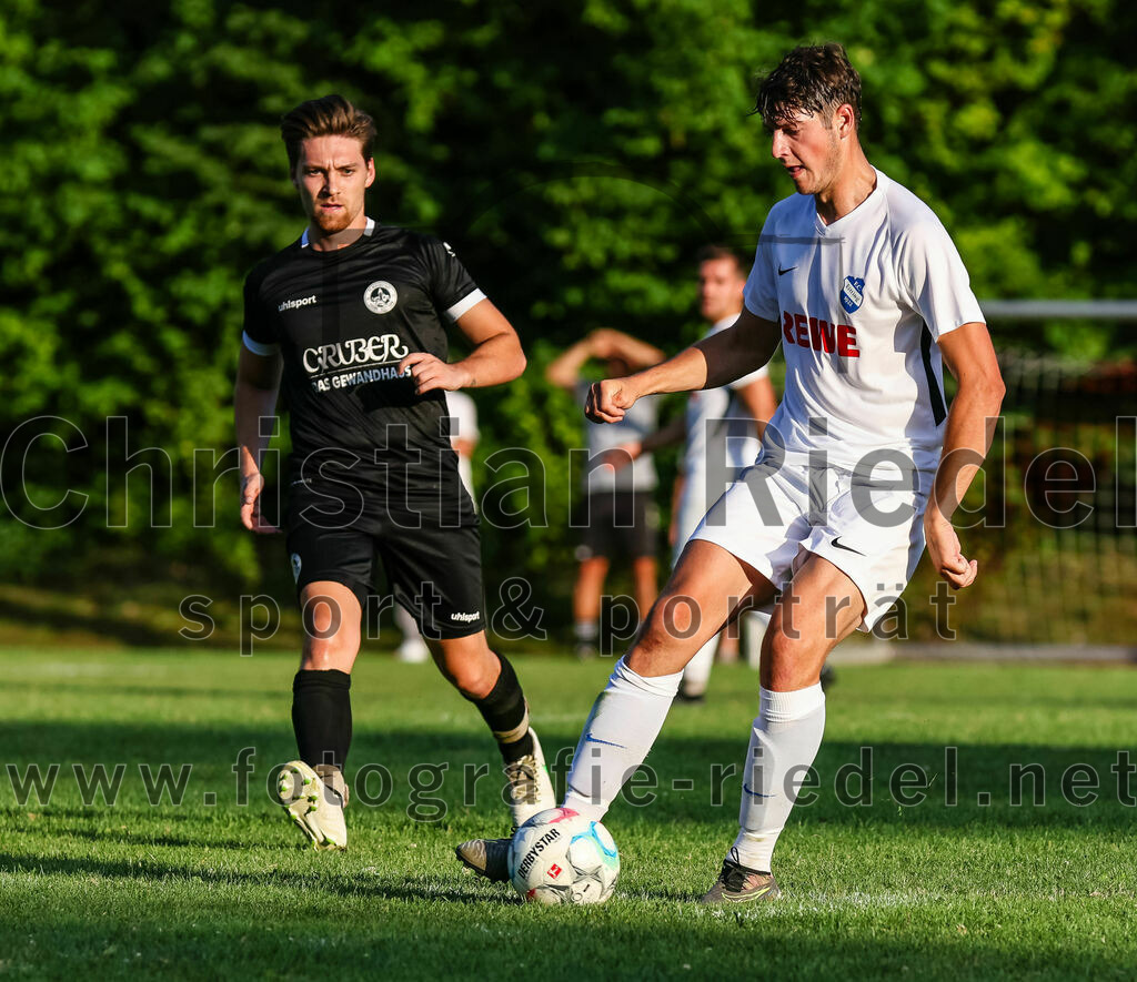 2023-07-18_110_FC_Herzogstadt_gegen_FC_Eitting | Erding, Deutschland, 18.07.2023:
Fußball, TOTO Pokal 2023 / 2024, 1. Spieltag, FC Herzogstadt gegen FC Eitting, Endergebnis: 2:4 n.E.

Michael Fitzpatrick (FC Herzogstadt, #7), Johannes Lenz (FC Eitting, #3)

Foto: Christian Riedel / fotografie-riedel.net