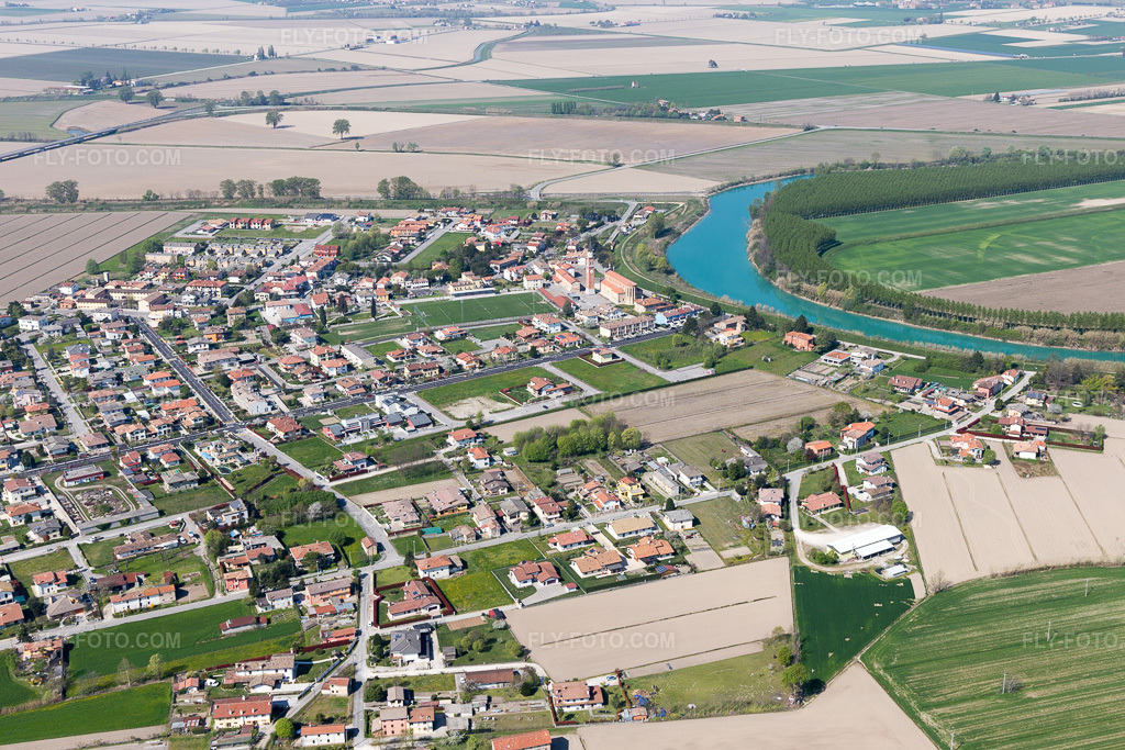 Aerial view: View of the town in Cesarolo in the state Veneto, Italy. – Photo: IMG_098134.jpg taken on 04/03/2017 by Werner Riehm/FLY-FOTO.com – Resolution of the original: 5103 x 3402 px