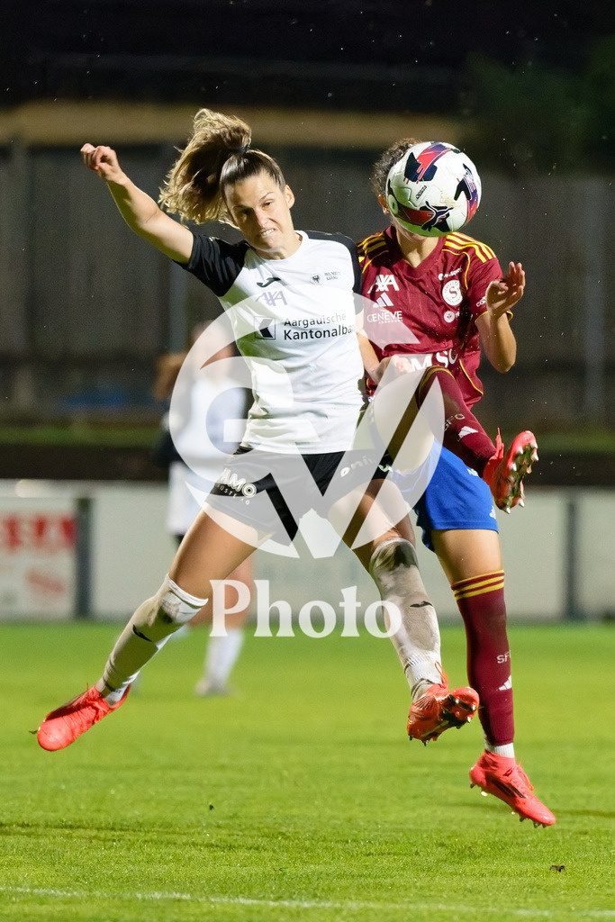 DZ8_7189_c | Switzerland: AXA Womens Super League 2025/26, Servette FC Chenois Feminin vs FC Aarau Frauen - Stade des Trois-Chene, Chene-Bourge: Ghoutia Habiba Karchouni (10 Servette FC Chenois Feminin) Celia Hofer (27 FC Aarau Frauen) battle for the ball (duel) 
