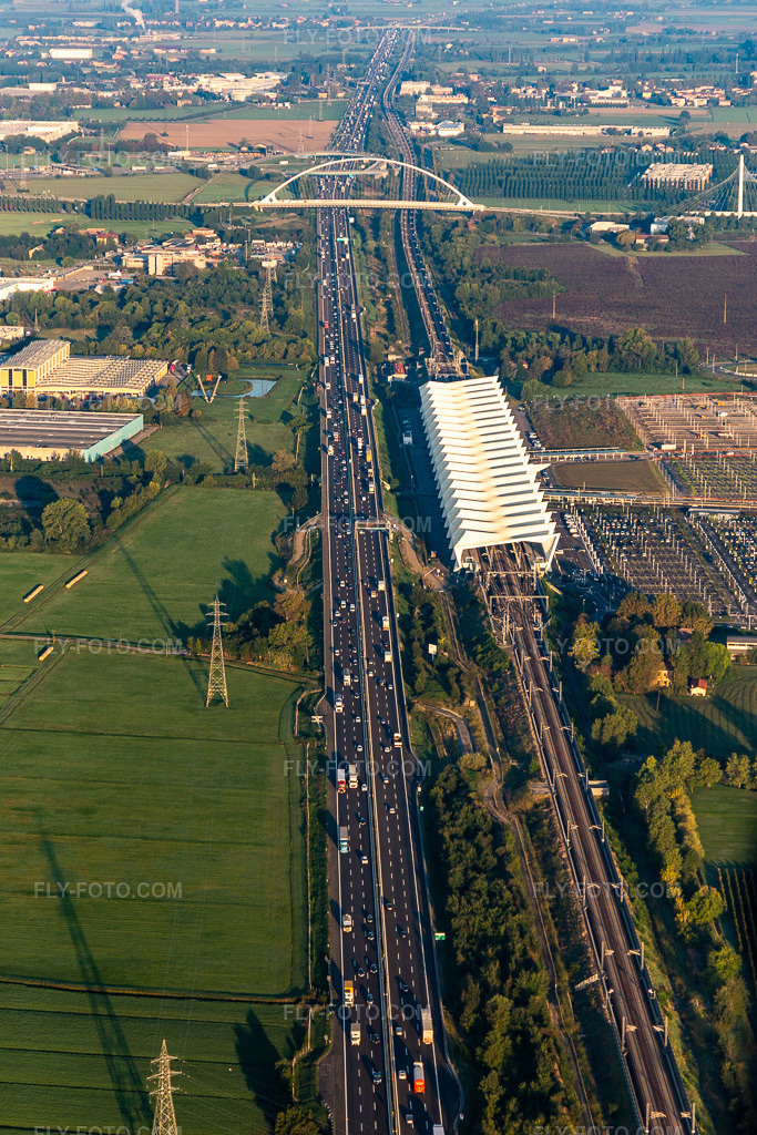 Aerial view: Reggio Emilia AV Mediopadana train station in Reggio nell’Emilia in the state Reggio Emilia, Italy.Photo: IMG_134793.jpg taken on 09/20/2022 by Werner Riehm/FLY-FOTO.comResolution of the original: 3454 x 5182 pxMediopadana Parking®