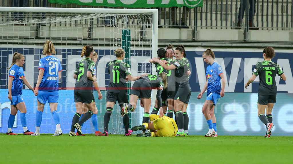 Fussball, Google Pixel Frauen-Bundesliga, VfL Wolfsburg - RB Leipzig | v.li.: Spielerinnen vom VfL Wolfsburg mit Torjubel, Jubel, jubeln, jubelt, optimistisch, Spielszene, Highlight, Freude über das Tor zum 1:0, DIE DFB-RICHTLINIEN UNTERSAGEN JEGLICHE NUTZUNG VON FOTOS ALS SEQUENZBILDER UND/ODER VIDEOÄHNLICHE FOTOSTRECKEN. DFB REGULATIONS PROHIBIT ANY USE OF PHOTOGRAPHS AS IMAGE SEQUENCES AND/OR QUASI-VIDEO.