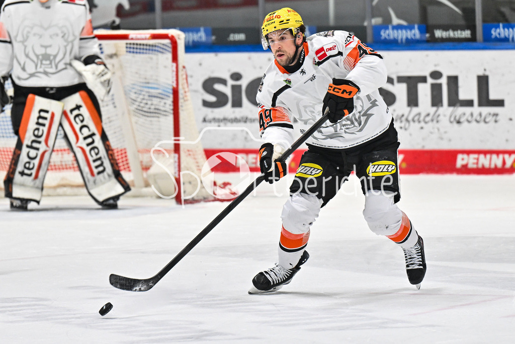 Augsburger Panther - Löwen Frankfurt | AUGSBURG, GERMANY - 16. JANUARY: am Puck Micahel JOYAUX (Löwen Frankfurt 49) / Einzelfoto / Freisteller während dem Match zwischen den Augsburger Panthern und den Löwen Frankfurt am 40. Spieltag der penny DEL im Curt Frenzel Stadion