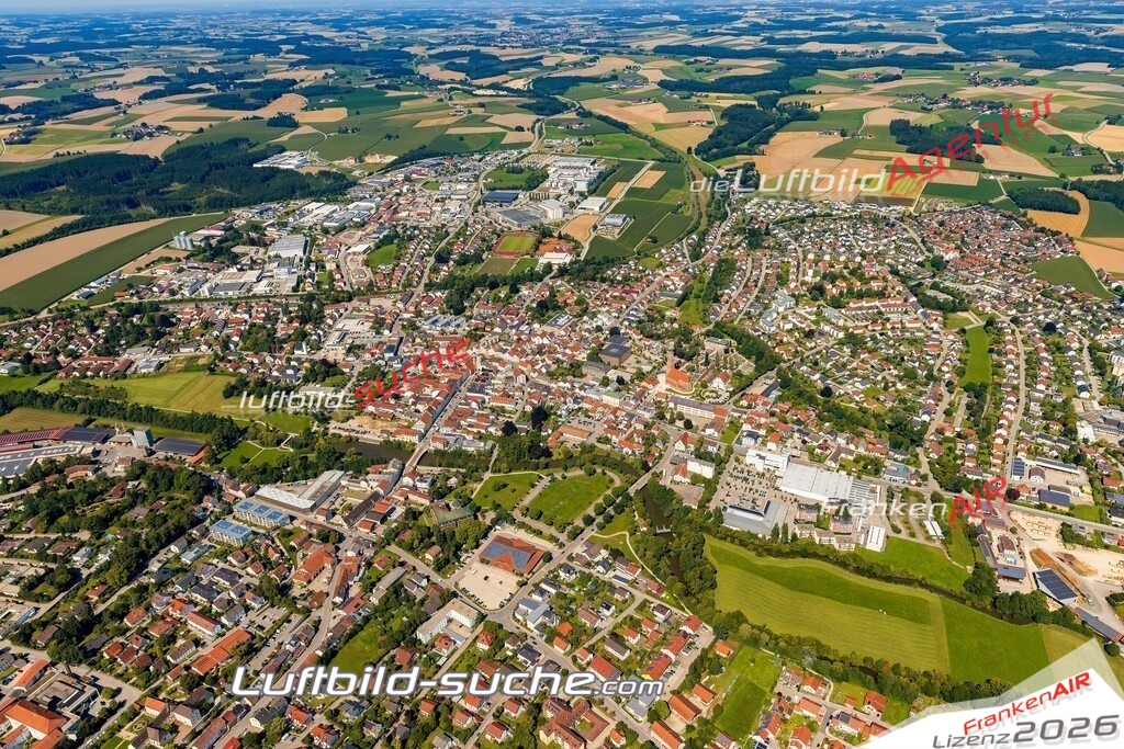 Luftaufnahme der Stadt Vilsbiburg - Die Luftaufnahme wurde 2025 vom UL-Flugzeug heraus erstellt ( keine Drohne ) - Hochauflösende Luftaufnahme - für professionelle Ausdrucke geeignet. Die Geschenkidee !Mit Lizenz und Bildrechte bestellbar