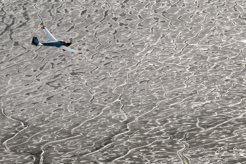 4030416 | Motorsegler D-KACJ über der Weser bei Bremerhaven