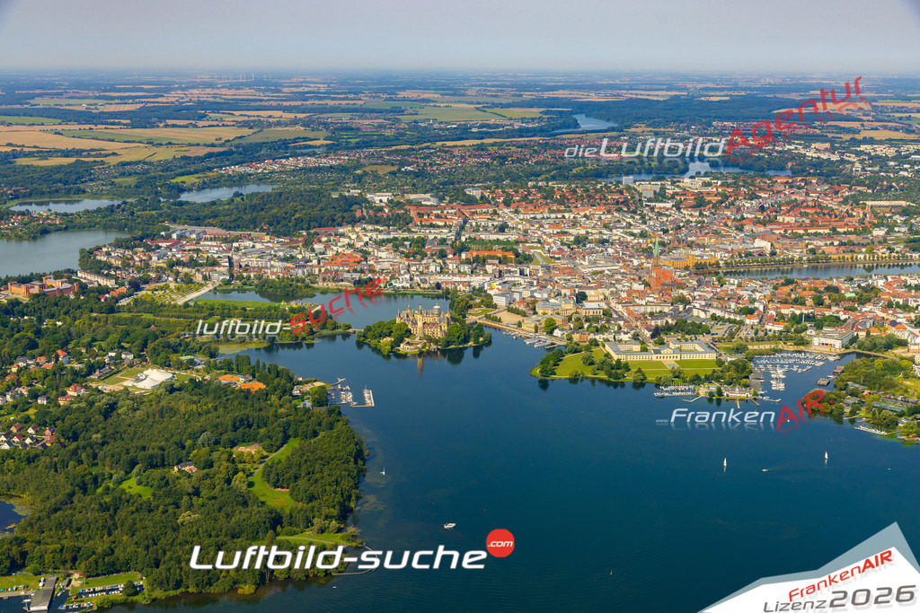 Schweriner Altstadt Schwerin Bild- Das Luftbild wurde 2025 vom UL-Flugzeug heraus erstellt ( keine Drohne bzw. Drohnenaufnahme ) - Hochauflösende Luftaufnahme -Nicht vergleichbar mit Google Maps oder Satelittenbilder- Die Geschenkidee !Mit Lizenz und Bildrechte bestellbar - CC