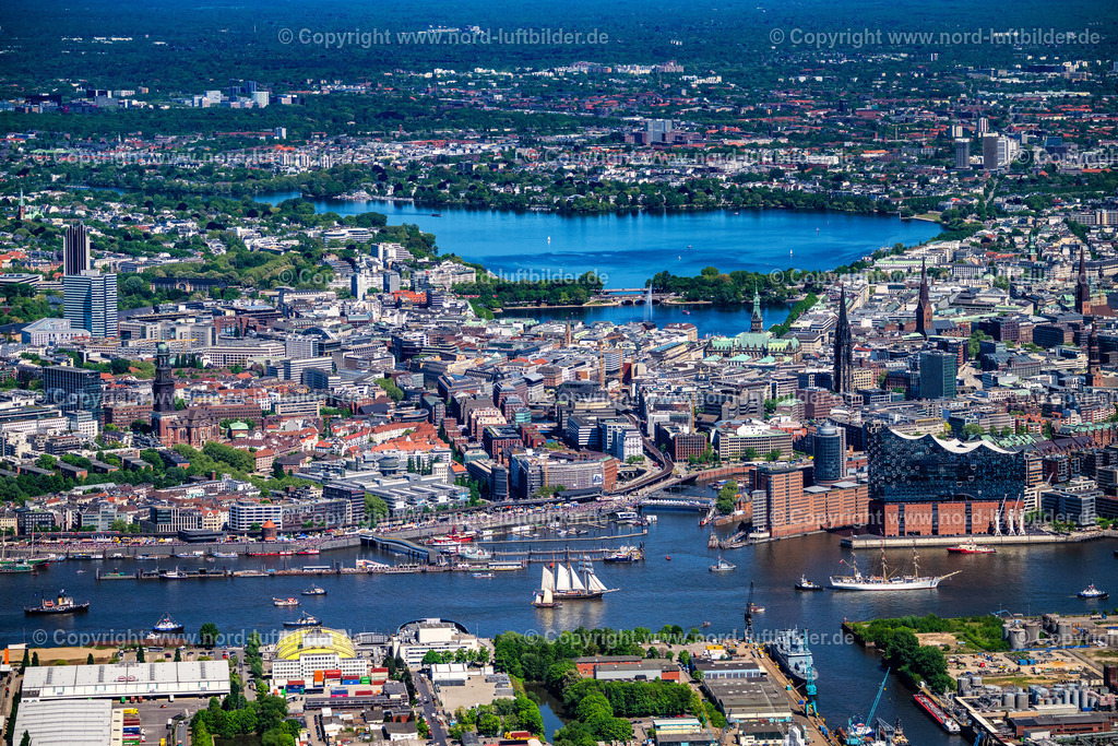 Hamburg_Hafen_bis_Alster_Elbphilharmonie_Panorama_ELS_6766090525 | HAMBURG 09.05.2025 Einlaufparade Hamburger Hafengeburtstag in Hamburg, Deutschland. // Hamburg Port Anniversary parade in Hamburg, Germany. Foto: Martin Elsen