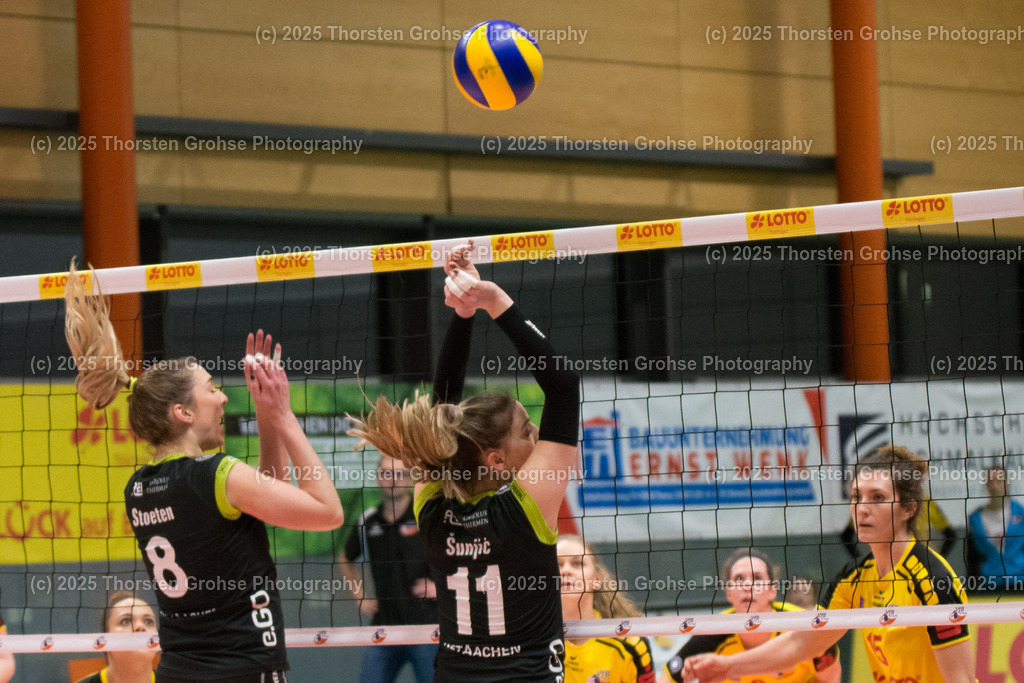VBL VFB SUHL vs. LADIES IN BLACK AACHEN | Aachen in SCHWARZ gegen Suhl in GELB; VBL VFB SUHL vs. LADIES IN BLACK AACHEN, Volleyball-Bundesliga Frauen am 03.02.2018 in der Multihalle in Meiningen, (Deutschland) - Realisiert mit Pictrs.com