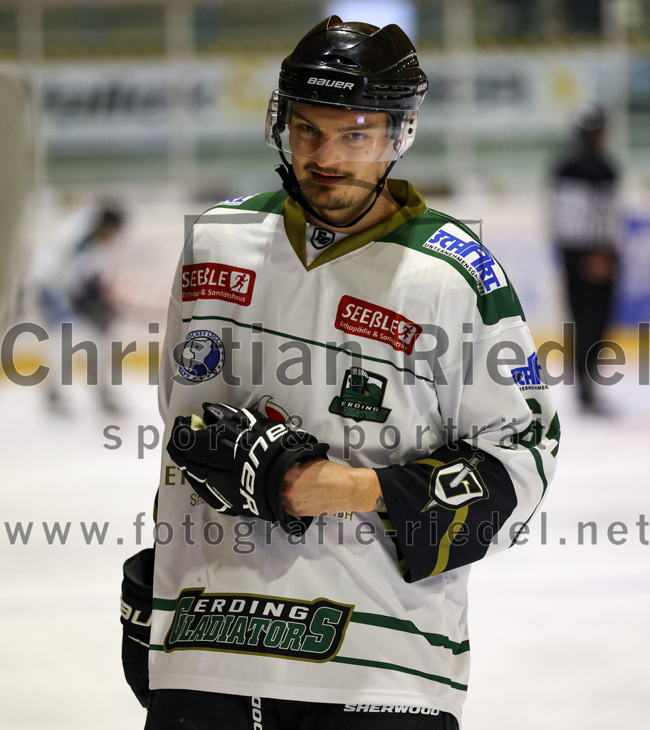 2022-09-09_028_TSV_Erding_gegen_Deggendorfer_SC | Erding, Deutschland, 09.09.2022:
Eishockey, Bayernliga 2022 / 2023, Testspiel, TSV Erding gegen Deggendorfer SC, Endergebnis: 2:5

Matthias Hanika (Erding Gladiators, #64)

Foto: Christian Riedel / fotografie-riedel.net