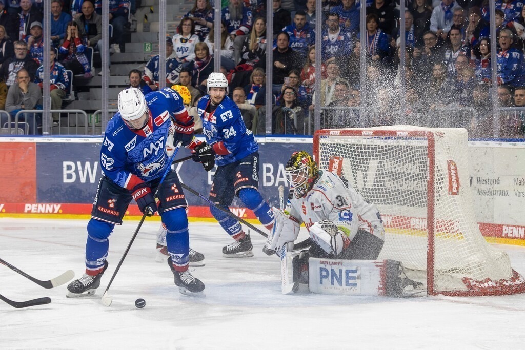 DEL, Deutsche Eishockey Liga Saison 2025/26, Playoff-Viertelfinale, Spiel 1: Adler Mannheim gegen Fischtown Pinguins Bremerhaven | DEL, Deutsche Eishockey Liga Saison 2025/26, Playoff-Viertelfinale, Spiel 1: Adler Mannheim gegen Fischtown Pinguins Bremerhaven***Nicolas Mattinen (52, Mannheim) erzielt das 3:1 für die Adler - Realisiert mit Pictrs.com