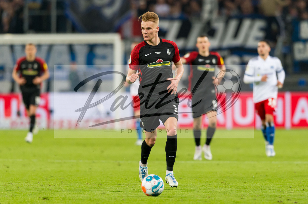 HSVSCF20220419_357 | Fussball, Herren: Philipp Lienhart (SC Freiburg) in Aktion, am Ball, Einzelaktion beim DFB-Pokal-Halbfinalspiel zwischen Hamburger SV und SC Freiburg im Volksparkstadion am 19.04.2022 in Hamburg, Deutschland.DFB / DFL REGULATIONS PROHIBIT ANY USE OF PHOTOGRAPHS AS IMAGE SEQUENCES AND/OR QUASI-VIDEO. - Realisiert mit Pictrs.com
