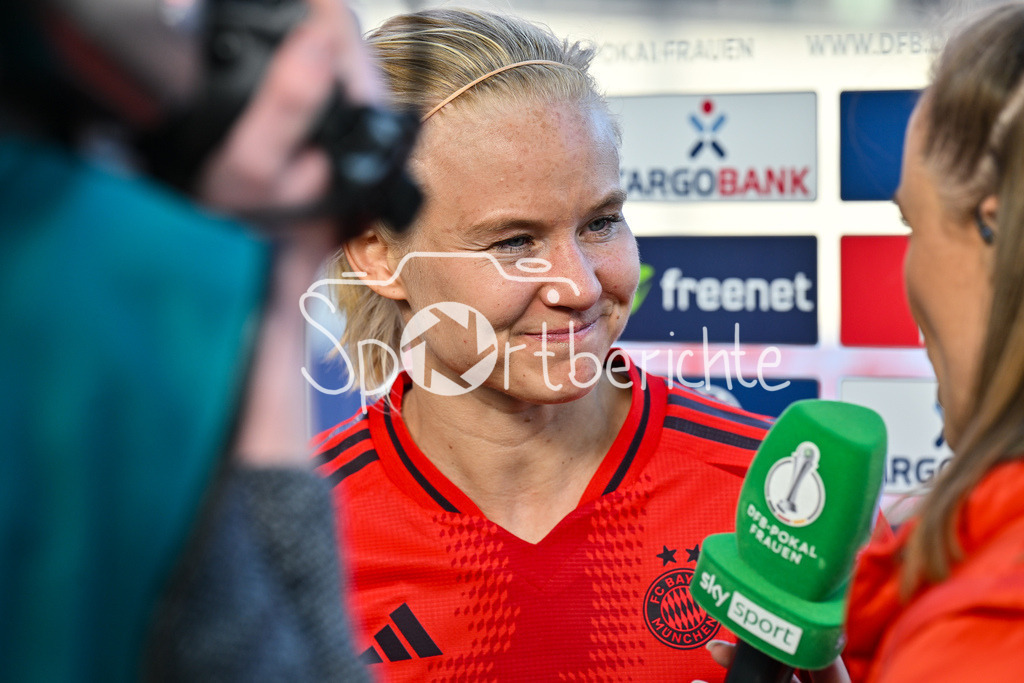 FC Bayern München - TSG 1899 Hoffenheim | Nach der Partie beim Interview von Sky / Skysport / Pernille HARDER (FCB #21) / Einzelfoto / Freisteller / Frauen DFB Pokal: FC Bayern Muenchen - TSG 1899 Hoffenheim, FC Bayern Campus am 22.03.2025