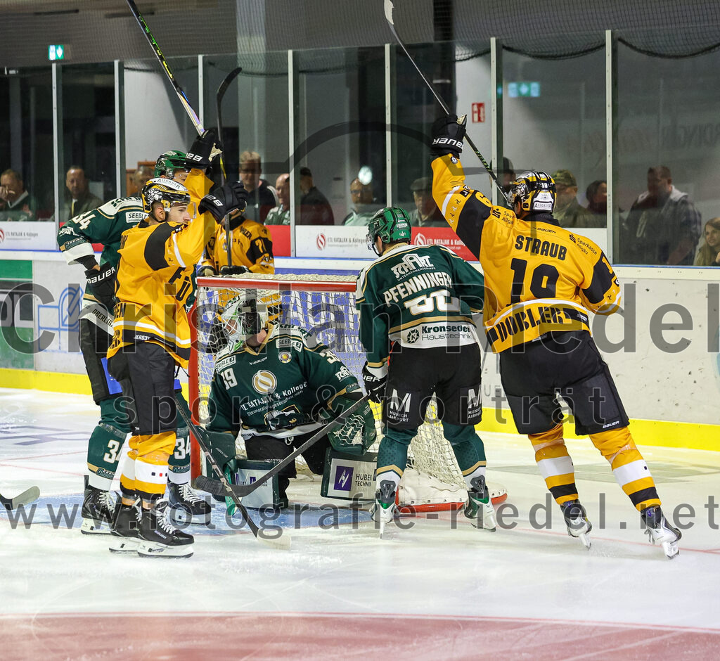 2025-08-22_122_TSV_Erding_gegen_EV_Fuessen | Erding, Deutschland, 22.08.2025:Eishockey, Oberliga Süd 2025 / 2026, Testspiel, TSV Erding gegen EV Füssen, Endergebnis: 1:4Marek Slavik (EV Füssen, #41), Torwart Leon Meder (Erding Gladiators, #39), Paul Pfenninger (Erding Gladiators, #58), Julian Straub (EV Füssen, #19)Foto: Christian Riedel / fotografie-riedel.net