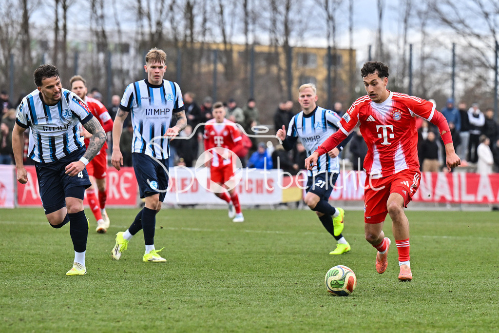 FC Bayern Amateure - Stuttgarter Kickers | MUNICH, GERMANY - 07. FEBRUARY: im Duell Milan PETROVIC (Stuttgarter Kickers 4) und Mudaser SADAT (FC Bayern München II 7) während dem Testspiel zwischen den Amateuren des FC Bayern und den Stuttgarter Kickers am FC Bayern Campus