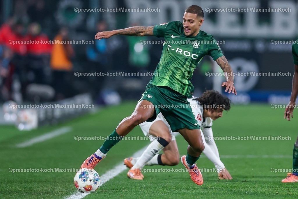 BMG13122502202 | 13.12.2025, Fußball, Borussia Mönchengladbach - VfL Wolfsburg, 1. Fußball Bundesliga, 14.Spieltag, Borussia-Park, Saison 2025 2026: Vini Souza&nbsp;(VfL Wolfsburg #05) im Zweikampf gegen  Wael Mohya (Borussia Mönchengladbach #36)   DFB regulations prohibit any use of photographs as image sequences and or quasi-video.