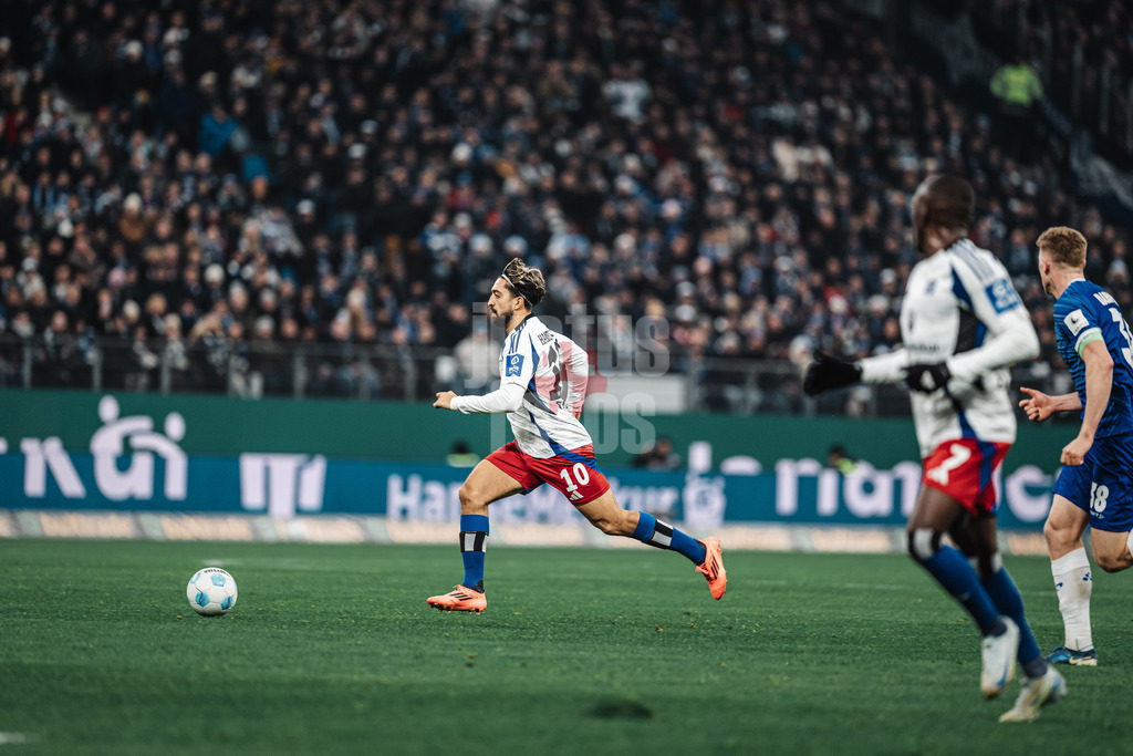 Fußball | Männer | Saison 2024/2025 | 2. Fußball-Bundesliga | 15. Spieltag | Hamburger SV vs. SV Darmstadt 98 | 08.12.2024 | Immanuel Pherai (#10, HSV) am Ball