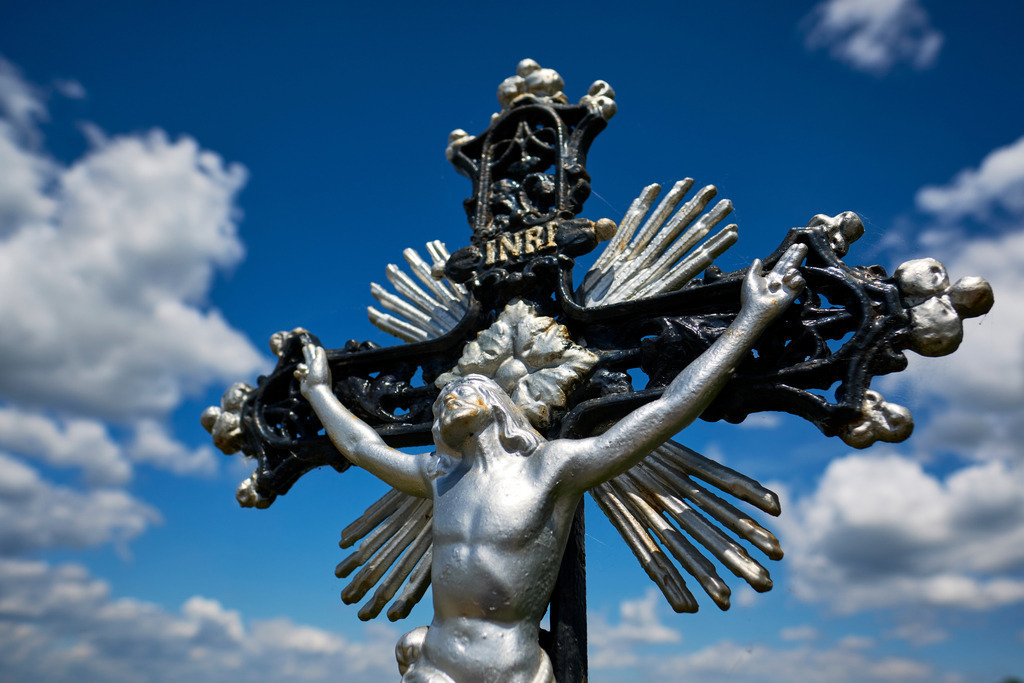 Silbernes Kreuz am Wegesrand | Poysdorf, Austria - June 02, 2020: Silbernes Kreuz am Wegesrand. - Realisiert mit Pictrs.com