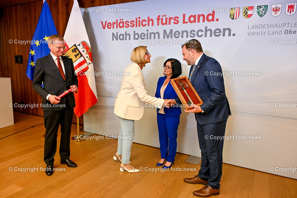 Pressekonferenz Land Ooe_ Oberoesterreich uebernimmt den Vorsitz in der Landeshauptleute-Konferenz_ 03.07.2024-82 | 03.07.2024, Linz, AUT, Pressekonferenz Land Ooe, Oberoesterreich uebernimmt den Vorsitz in der Landeshauptleute-Konferenz, im Bild Thomas Stelzer (VP, Landeshauptmann Oberoesterreich), Johanna Mikl-Leitner (VP, Landeshauptfrau Niederoesterreich), Margit Goell (VP, Mitglied des Bundesrates), Franz Ebner (VP, Praesident des Bundesrates)