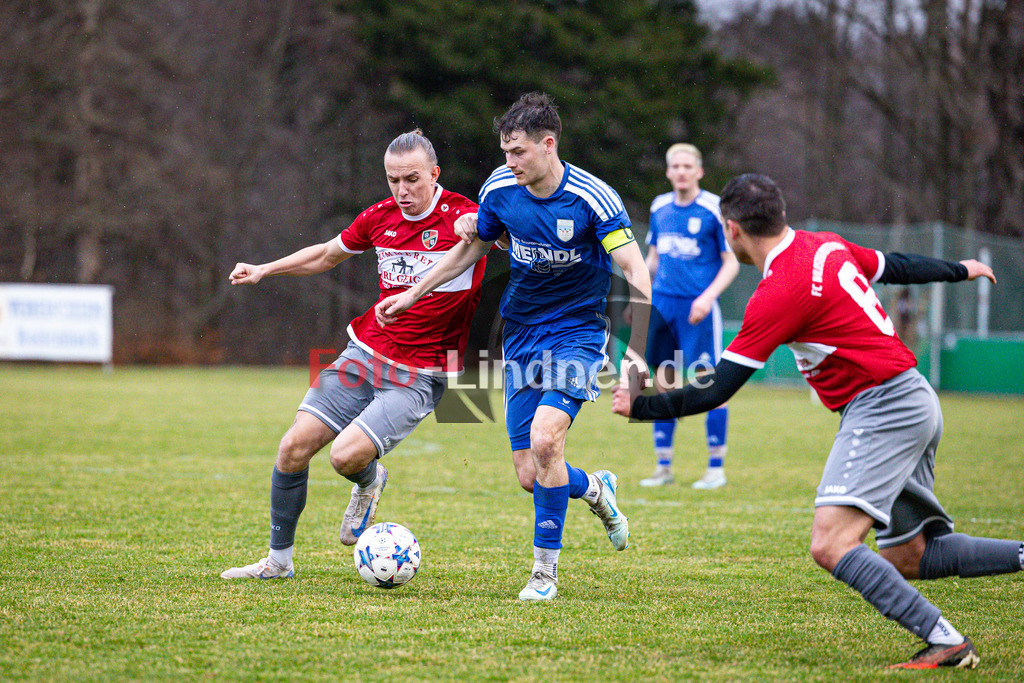 FC Wildsteig/Rottenbuch gegen SV Eurasburg-Beuerberg | Fußball Kreisliga Herren Oberbayern Zugspitze Gruppe 1 2025/26, FC Wildsteig/Rottenbuch gegen SV Eurasburg-Beuerberg, 20250323,Zweikampf,2025-03-23 in Rottenbuch (Sportplatz Rottenbuch), Valentin SEELBACH (SV Eurasburg-Beuerberg 8), Roman TRAINER (FC Wildsteig/Rottenbuch)Copyright: WolfgangxLindner www.foto-lindner.de