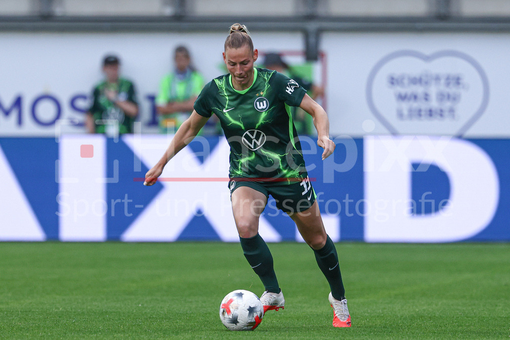 Fussball, UEFA Womens Champions League, VfL Wolfsburg - Inter Mailand | Sarai Linder (VfL Wolfsburg, 39) am Ball, Freisteller, Einzelbild, Ganzkörper, Aktion, Action, Spielszene