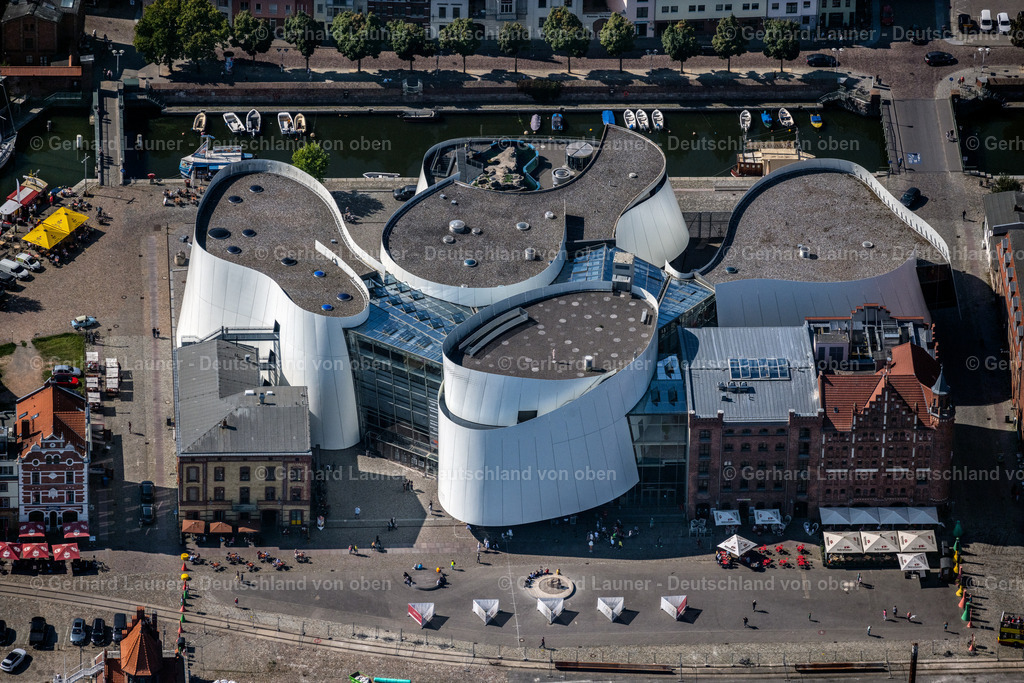 4061699 | STRALSUND 08.09.2021 Hafeninsel mit dem Ozeaneum Meereskunde- Museum der OZEANEUM Stralsund GmbH an der Hafenstraße in der Hansestadt Stralsund in Mecklenburg - Vorpommern. Weiterführende Informationen bei: Behnisch Architekten GmbH,  Hansestadt Stralsund,  OZEANEUM Stralsund GmbH,  Schweitzer GmbH - Beratende Ingenieure,  Stadtmarketings Stralsund e.V.. // Harbor island by Ozeaneum Oceanographic Museum in Stralsund in Mecklenburg - Western Pomerania. Further information at: Behnisch Architekten GmbH,  Hansestadt Stralsund,  OZEANEUM Stralsund GmbH,  Schweitzer GmbH - Beratende Ingenieure,  Stadtmarketings Stralsund e.V.. Foto: Gerhard Launer