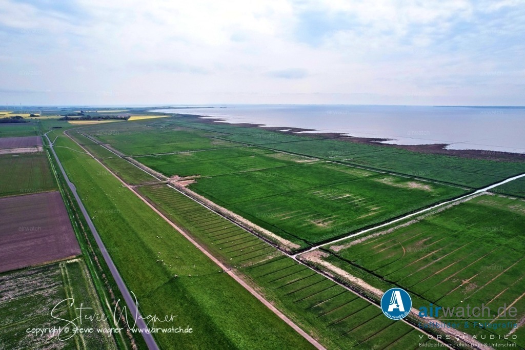 Luftbilder Galmsbuellkoog - Nordfriesland | Luftbilder Galmsbuellkoog - Der Galmsbüllkoog ist ein ehemaliger Seezugang, der 1939 eindeicht wurde. Er liegt im Nordfriesland, Kreis Nordfriesland, in Schleswig-Holstein. Der Koog wurde als Teil eines Landgewinnungsprogramms unter nationalsozialistischer Führung errichtet und diente der landwirtschaftlichen Nutzung.