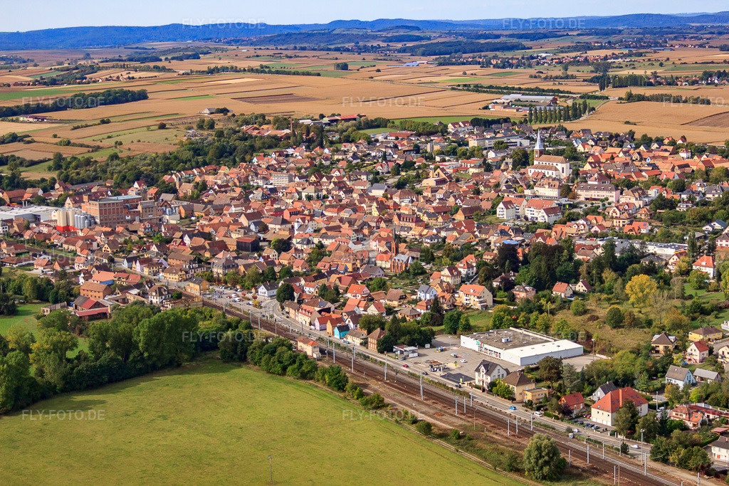 Luftbild: Ortsansicht aus Südosten jenseits der Bahnlinie in Hochfelden im Bundesland Bas-Rhin in Frankreich. – Foto: IMG_53573.jpg vom 30.09.2012 durch Werner Riehm/FLY-FOTO.de – Auflösung des Originals: 4752 x 3168 px