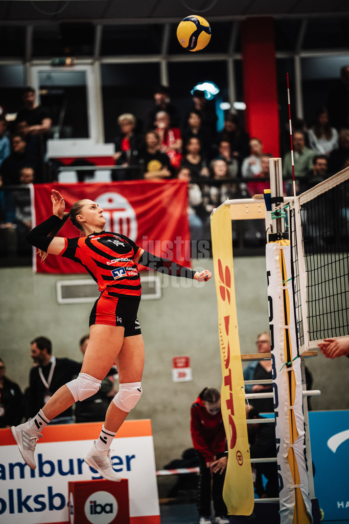 Volleyball | Frauen | Saison 2025/2026 | Volleyball Bundesliga | ETV Hamburger Volksbank Volleys vs. Ladies in Black Aachen | 29.10.2025 | Fiona Dittmann (#14, ETV Hamburger Volksbank Volleys) beim Aufwärmen