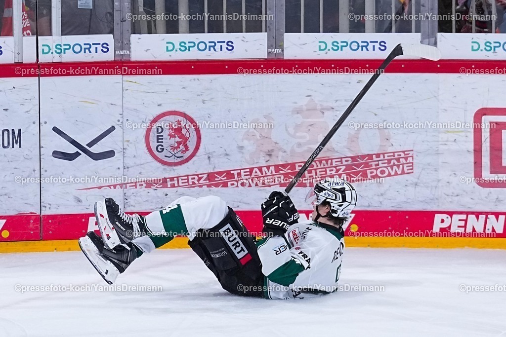 xYDRx12122501044 | 12.12.2025, xydrx, Eishockey, DEL2, Düsseldorfer EG - Bietigheim Steelers, PSD Bank Dome Düsseldorf: Torjubel nach dem Tor zum 4:1 für die Bietigheim Steelers durch Torschütze Joshua Rust (Bietigheim Steelers #4) Photo: xYannisxDreimannxPressefotoKochx