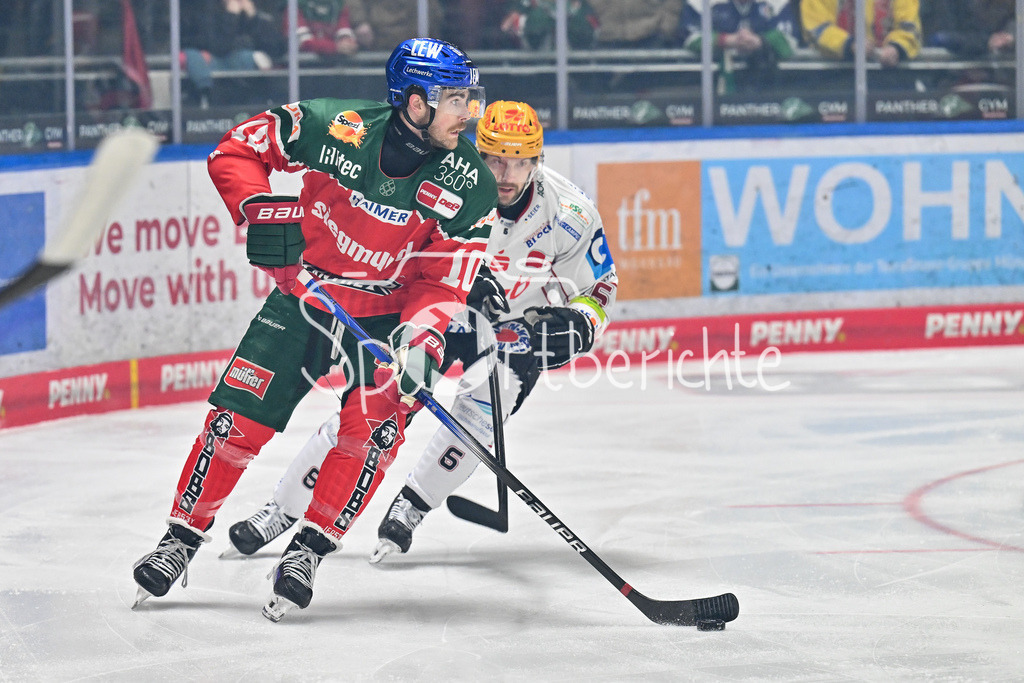 Augsburger Panther - Fischtown Pinguins | im duell Chris COLLINS (Augsburger Panther #10) und Anders GROENLUNG (Fischtwon Pinguins 6) / Zweikampf / DEL: Augsburger Panther - Fischtown Pinguins, Curt Frenzel Stadion am 08.01.2025