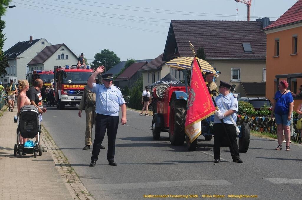 Geißmannsdorf-2026-Festumzug-198 | Festumzug in Geißmannsdorf bei Bischofswerda im Juni 2026. Fotografische Eindrücke und Momentaufnahmen vom Festumzug anläßlich des 800-jährigen Bestehens von Geißmannsdorf - mit Teilnehmern und Gästen, Strohpuppen und geschmückten Vorgärten und Grundstücken - Realisiert mit Pictrs.com