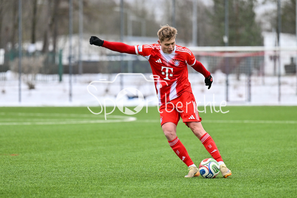 FC Bayern Amateure - SGV Freiberg Fussball | MUNICH, GERMANY - 29. JANUARY: am Ball Anton HEINZ (FC Bayern München II 9) / Einzelfoto / Freisteller während dem Testspiel zwischen den Amateuren des FC Bayern und dem SGV Freiberg Fussball am FC Bayern Campus
