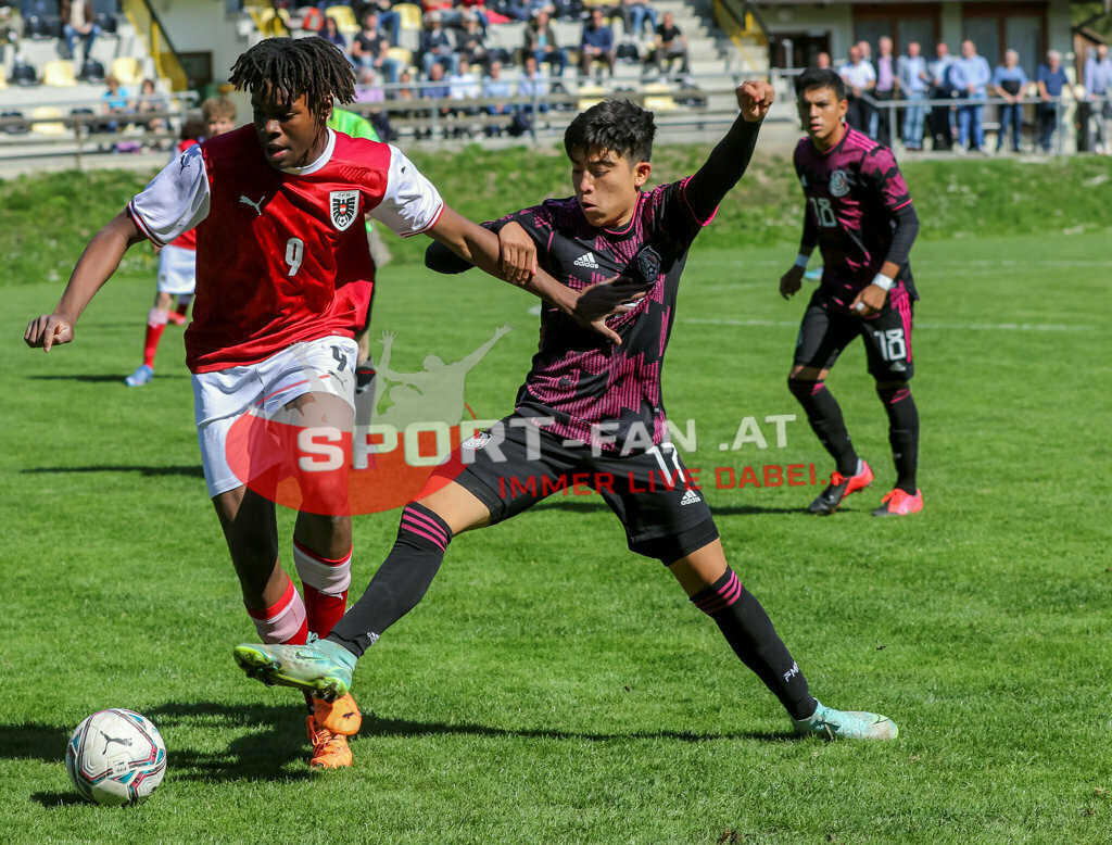 AUSTRIA U15 - MEXICO U15 | KENNETH ADEJENUGHURE (Austria #9) Juan Velarde (Mexico #17) Juan Garcia (Mexico #18) ; AUSTRIA U15 - MEXICO U15 am 29.04.2022 in Arnoldstein
(Sportplatz), AUSTRIA, (Photo by Ernst Krawagner sport-fan.at) - Realisiert mit Pictrs.com