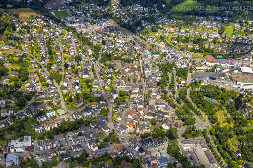 Sundern240709004 | Luftbild, Ortszentrum Hauptstraße mit St. Johannes Kirche, Sundern, Sauerland, Nordrhein-Westfalen, Deutschland