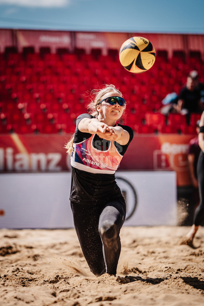 Beachvolleyball | Frauen | Allianz German Beach Tour 2025 | Tourstop Düsseldorf | 08.05.2025 | Josefine Schäkel nimmt den Ball an