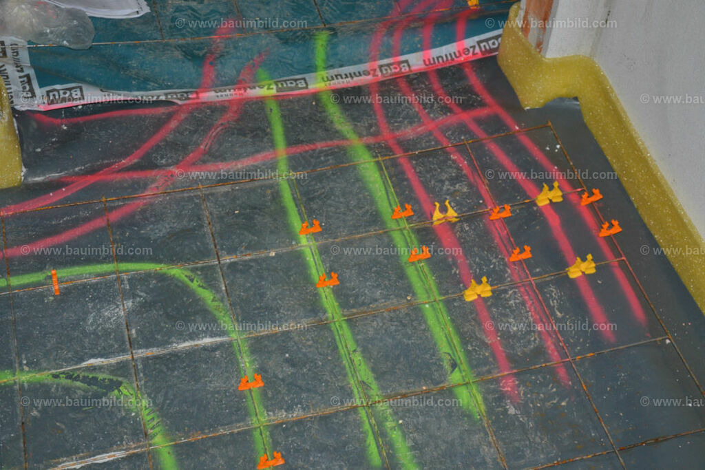 bib-lg19-fussbodenaufbau-0147 | Nach LV-Leistungsgruppen sortierte Detailfotos über den Bau eines Hauses. Alle Hausbau-Bilder direkt vom Urheber und Autor der Website Haus-Selber-Bauen.com