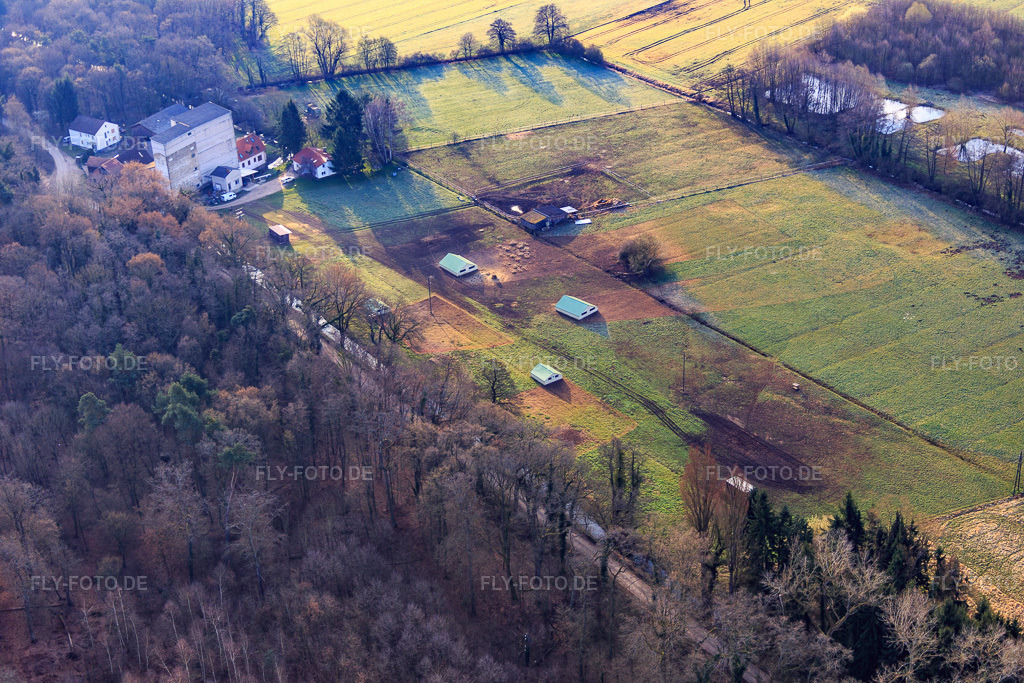 Luftbild: Mobeler Hühnerstall der Biohühnerfarm von Hofladen Stoltz an der Hardtmühle in Kandel im Bundesland Rheinland-Pfalz in Deutschland. Foto: IMG_076809.jpg vom 28.03.2015 durch Werner Riehm/FLY-FOTO.de