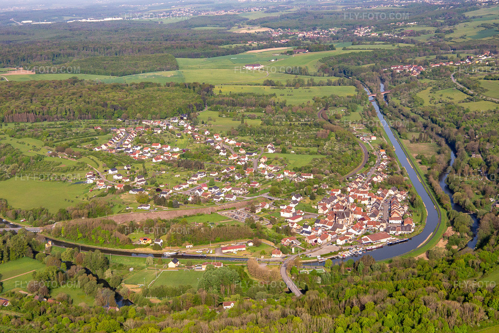 Aerial view: Saar Loop in Wittring in the state Moselle, France. – Photo: IMG_140687.jpg taken on 05/01/2024 by Werner Riehm/FLY-FOTO.com – Resolution of the original: 5154 x 3436 px
