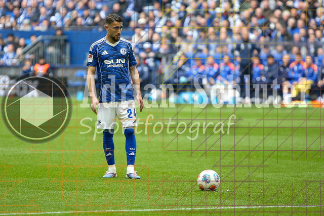 05.04.2026, GER, Fussball, Herren, 2. BL, Saison 2025/2026, FC Schalke 04 - Karlsruher SC | Adli Aouchiche (S04) in Aktion am Ball, Einzelaktion 
