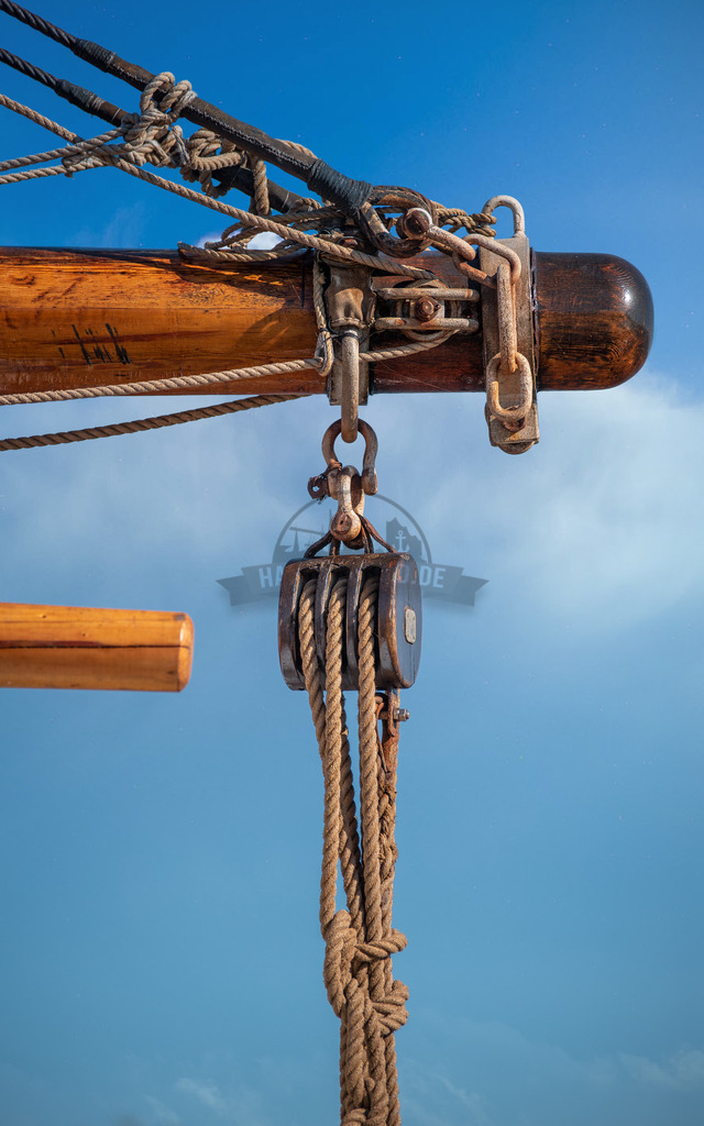 Flaschenzug Seil Schiff Ostsee | Exklusive Hamburg collagen, tolle Segelbilder und viele weitere tolle Motive auf Leinwand, Poster, Alu-Dibond, u.v.m. findet Ihr bei uns auf hamburgbild.de. Findet Euer Wandbild für Euer Zuhause, Büro oder die  Praxis…. - Realisiert mit Pictrs.com