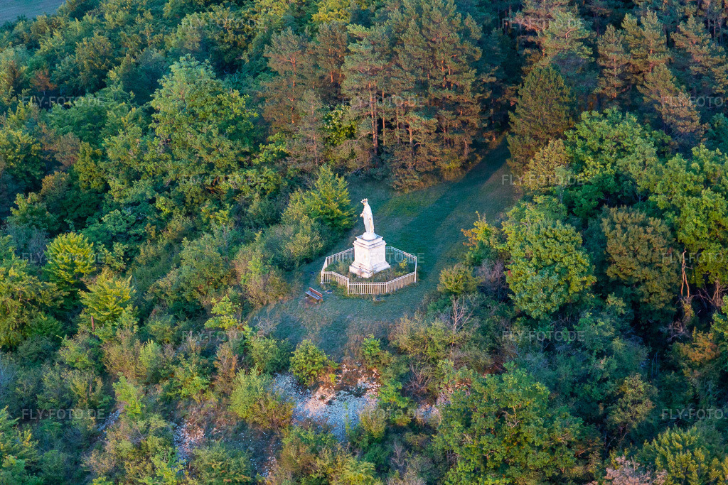 Luftbild: Maria Statue in Poissons im Bundesland Haute-Marne in Frankreich. Foto: IMG_134362.jpg vom 03.09.2022 durch Werner Riehm/FLY-FOTO.de