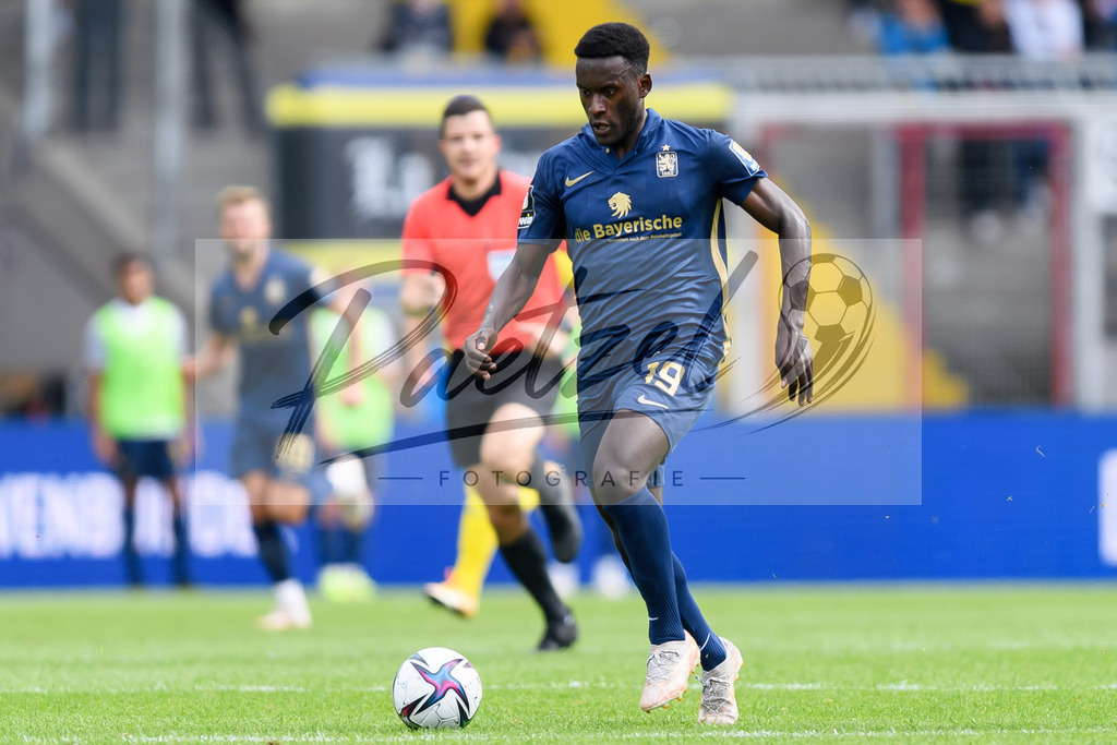 EBSTSV20210828_182 | Fussball, Herren: Merveille Biankadi (TSV 1860 Muenchen) in Aktion, am Ball, Einzelaktion beim Spiel der 3. Liga zwischen Eintracht Braunschweig und TSV 1860 Muenchen im Eintracht-Stadion am 28.08.2021 in Braunschweig, Deutschland.DFB / DFL REGULATIONS PROHIBIT ANY USE OF PHOTOGRAPHS AS IMAGE SEQUENCES AND/OR QUASI-VIDEO. - Realisiert mit Pictrs.com