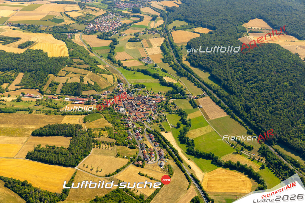 Das Luftbild zeigt : Halsheim Arnstein - Die Luftaufnahme wurde 2023 vom UL-Flugzeug aus erstellt ( keine Drohne ) - Hochauflösende Luftaufnahme - Für grossformatige Ausdrucke geeignet. Die Geschenkidee !Mit Lizenz und Bildrechte bestellbar