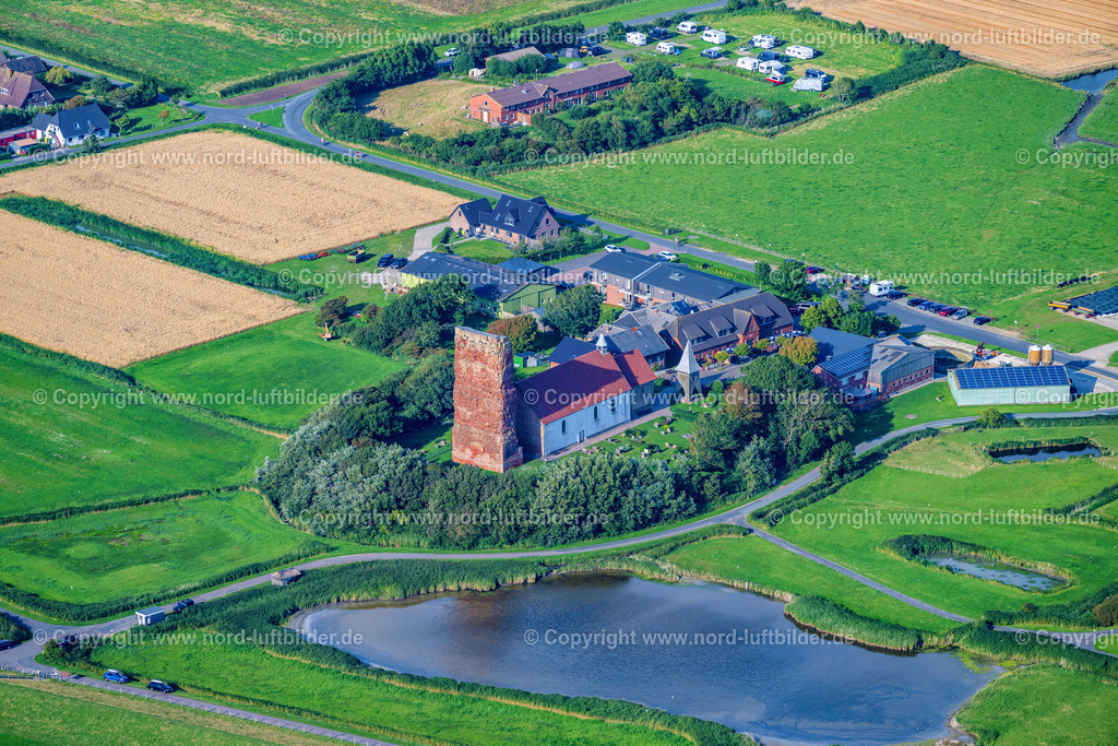 Pellworm_Kirche_ELS_6690130825 | PELLWORM 13.08.2025 Historische Kirche- Gebäudekomplex " Kirche Ruine " und neue Kirche in Pellworm Nordfriesland im Bundesland Schleswig-Holstein, Deutschland. // Historical church building complex "Kirch Ruine" and new church in Pellworm Nordfriesland in the state Schleswig-Holstein, Germany. Foto: Martin Elsen