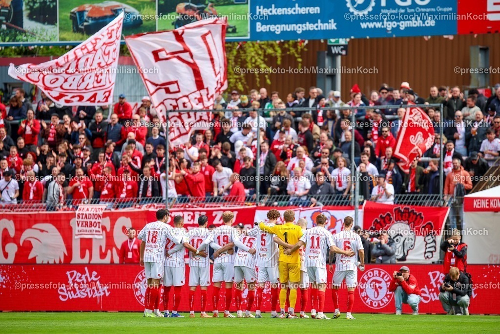 xsefx12042601005 | 12.04.2026, xsefx, Fußball, Regionalliga West, SC Fortuna Köln - FC Schalke 04 II (U23), 29. Spieltag, Südstadion Köln, Saison 2025 2026: Mannschaftsfoto Fortuna Köln vor der Fankurve. DFB regulations prohibit any use of photographs as image sequences and or quasi-video. Photo: xSabinexEffgenxPressefotoKochx