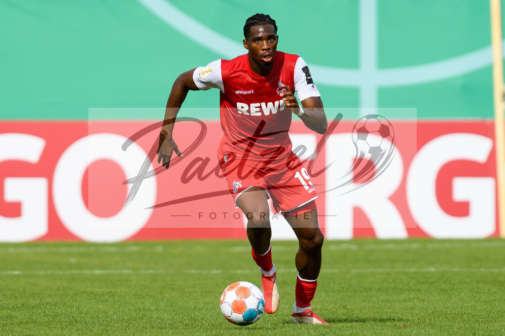 JENKOE20210808_252 | Fussball, Herren: Kingsley Ehizibue (1. FC Koeln) in Aktion, am Ball, Einzelaktion beim Spiel der 1. Runde im DFB-Pokal zwischen FC Carl Zeiss Jena und 1. FC Koeln im Ernst-Abbe-Sportfeld am 08.08.2021 in Jena, Deutschland.DFB / DFL REGULATIONS PROHIBIT ANY USE OF PHOTOGRAPHS AS IMAGE SEQUENCES AND/OR QUASI-VIDEO. - Realisiert mit Pictrs.com