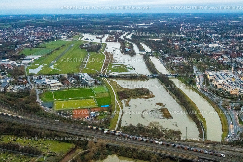 Hamm231204875 | Luftbild vom Hochwasser der Lippe, Weihnachtshochwasser 2023, Fluss Lippe tritt nach starken Regenfällen über die Ufer, Überschwemmungsgebiet Lippeaue Erlebensraum Lippestrand, Flugplatz Lippewiesen, Datteln-Hamm-Kanal und Schleuse Hamm, Stadtbezirk Heessen, Hamm, Ruhrgebiet, Nordrhein-Westfalen, Deutschland