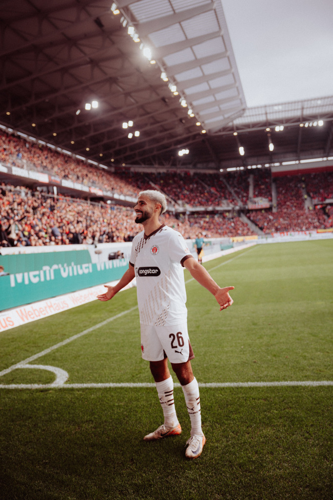 FCP05091 | Der offizielle Shop für FC St. Pauli Fotos. Wähle aus Spielszenen & Fanmomenten dein FCSP Wunschformat. Wir liefern Millerntor-Atmosphäre.