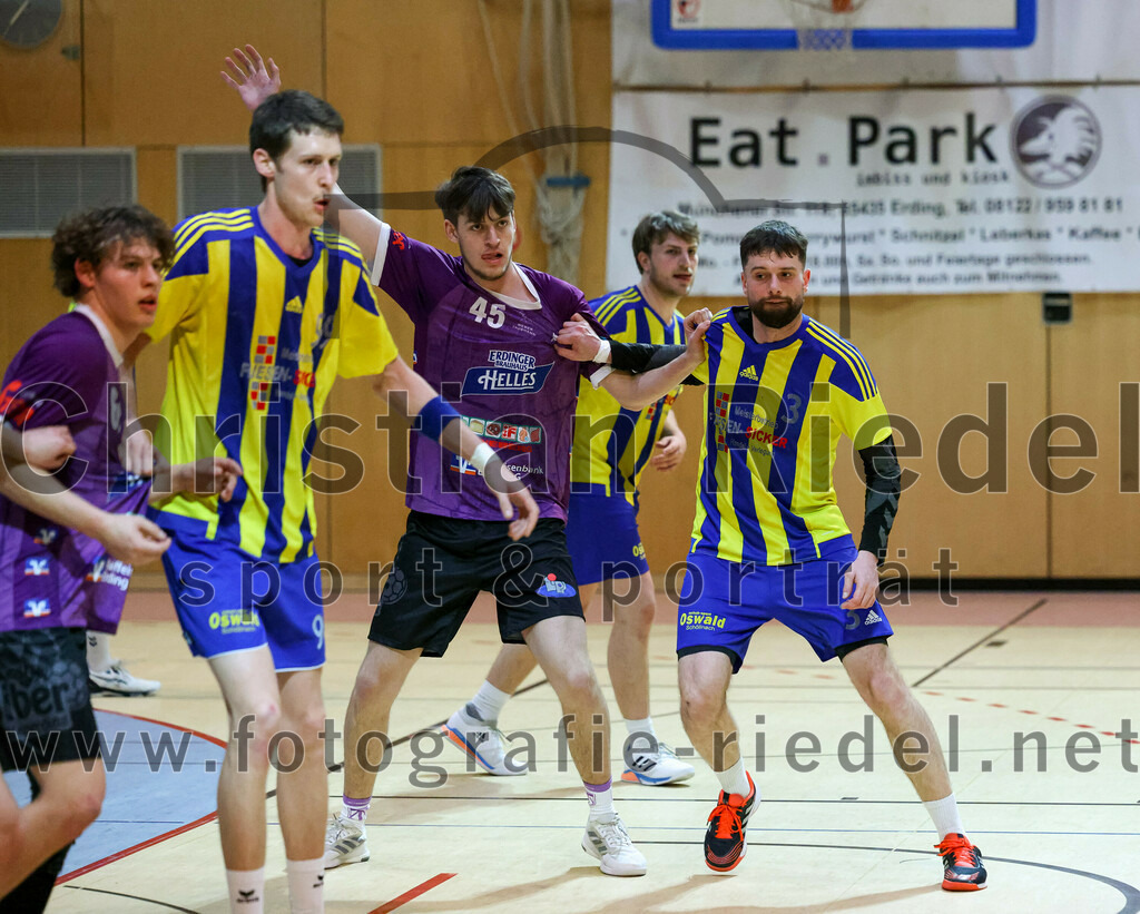 2023-03-11_058_SpVgg_Altenerding_gegen_SSG_Metten | Erding, Deutschland, 11.03.2023:
Handball, Bezirksoberliga Männer 2022 / 2023, 17. Spieltag, SpVgg Altenerding gegen SSG Metten, Endergebnis: 26:22

Patrick Sigl (SSG Metten, #99), Ferdinand Ewald (SpVgg Altenerding, #45), Jan Matousik (SSG Metten, #3)

Foto: Christian Riedel / fotografie-riedel.net